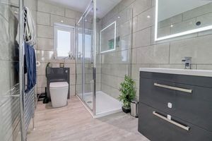 Ensuite- click for photo gallery